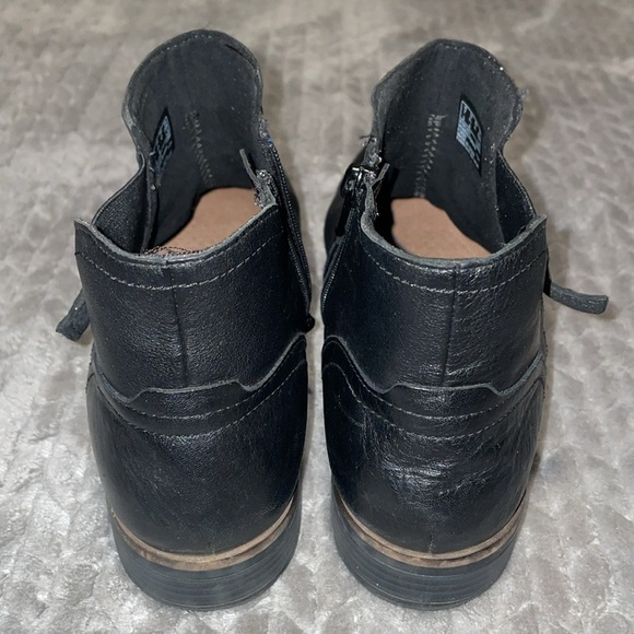 Clark’s Women's Collection Trish Strap Boots. Leather. Side zippers. Size 9.5 - Picture 3 of 9